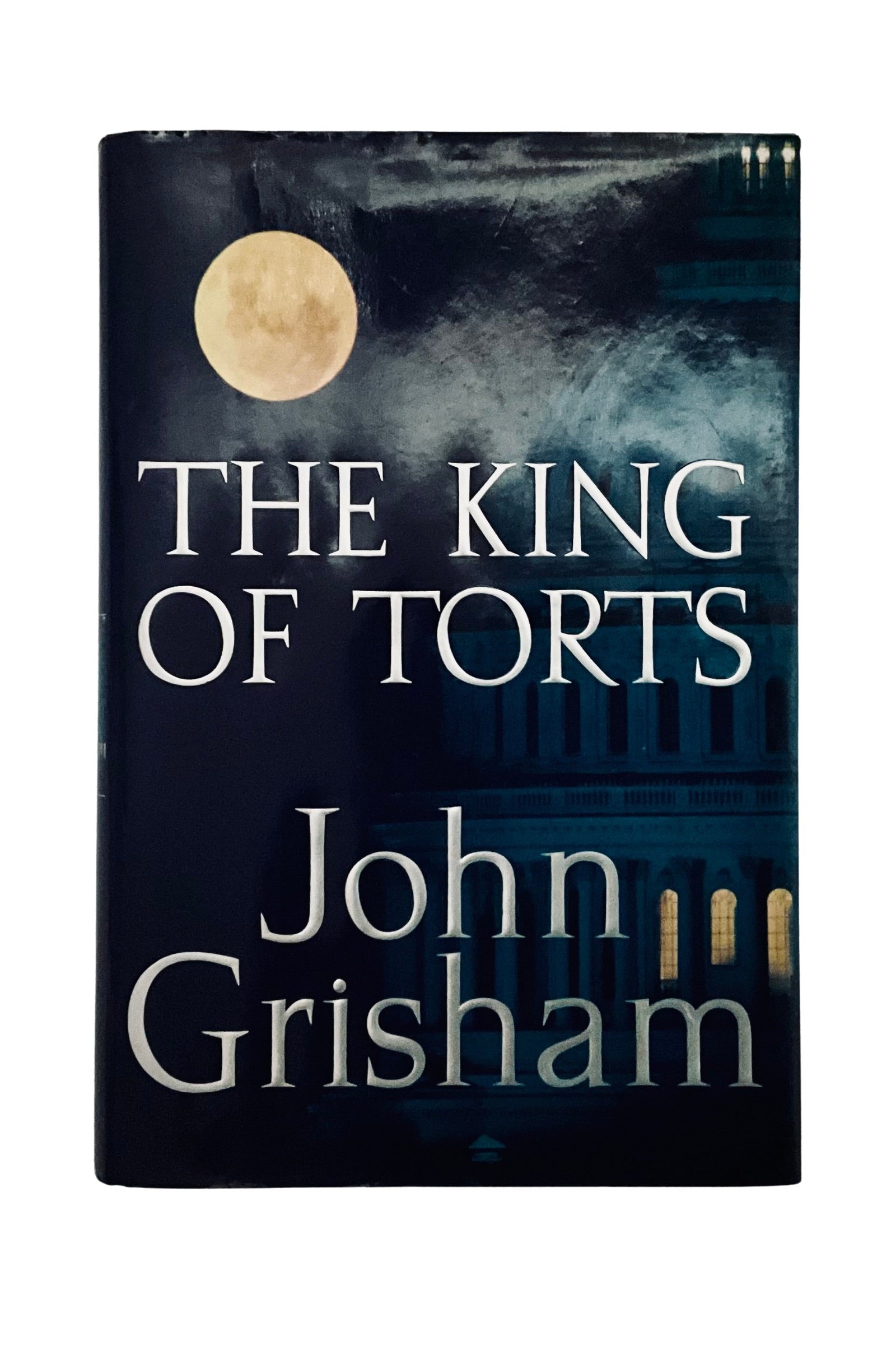 Book cover of 'The King of Torts' by John Grisham with a moon and night sky design.
