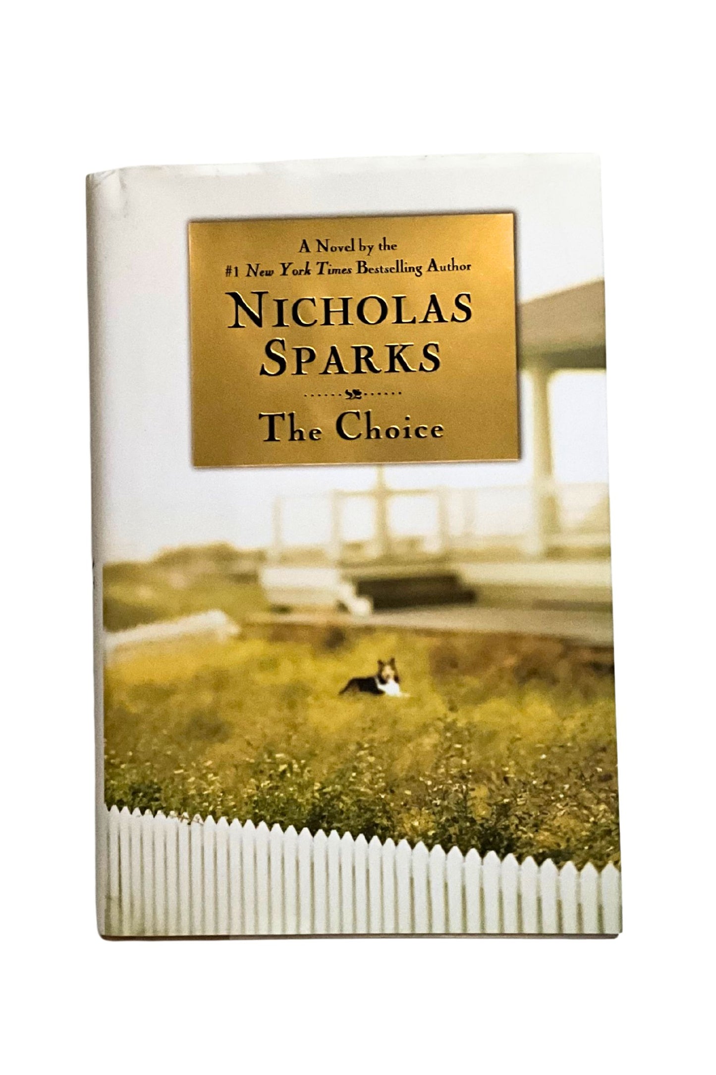 Book cover of 'The Choice' by Nicholas Sparks with a scenic view and white picket fence.
