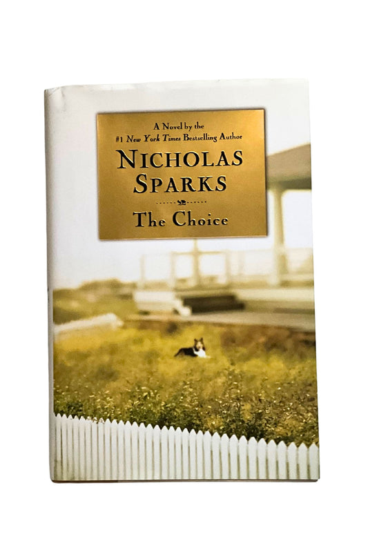 Book cover of 'The Choice' by Nicholas Sparks with a scenic view and white picket fence.